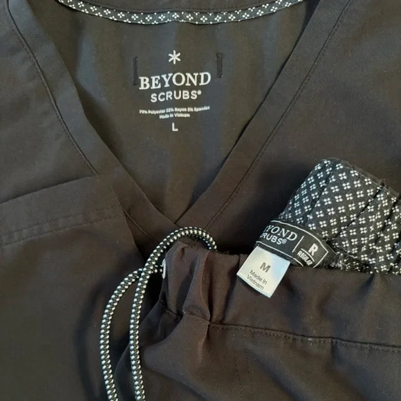 Beyond Scrubs Set - Women’s Black V-Neck Scrub Top Large and Drawstring Pant Med - Picture 2 of 12